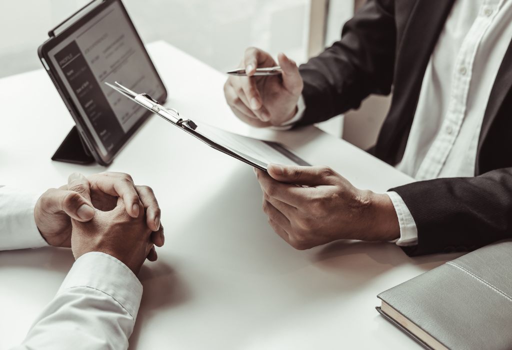 Blockchain - Cuộc cách mạng công nghệ mở ra vô vàn cơ hội nghề nghiệp mới Blockchain, công nghệ đằng sau tiền điện tử, không chỉ dừng lại ở việc tạo ra các loại tiền số mà còn đang thay đổi cách chúng ta xử lý thông tin, giao dịch và đảm bảo tính minh bạch trong nhiều lĩnh vực khác nhau.